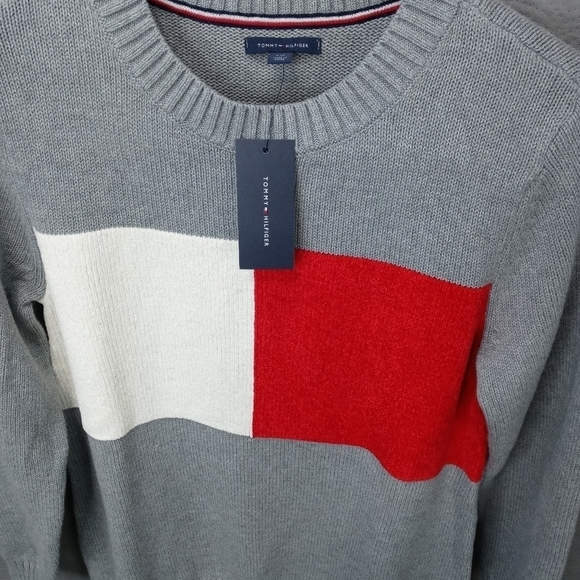 Tommy Hilfiger unisex long sleeve pullover sweater. Oversize Tommy Chest Flag. - Picture 2 of 7